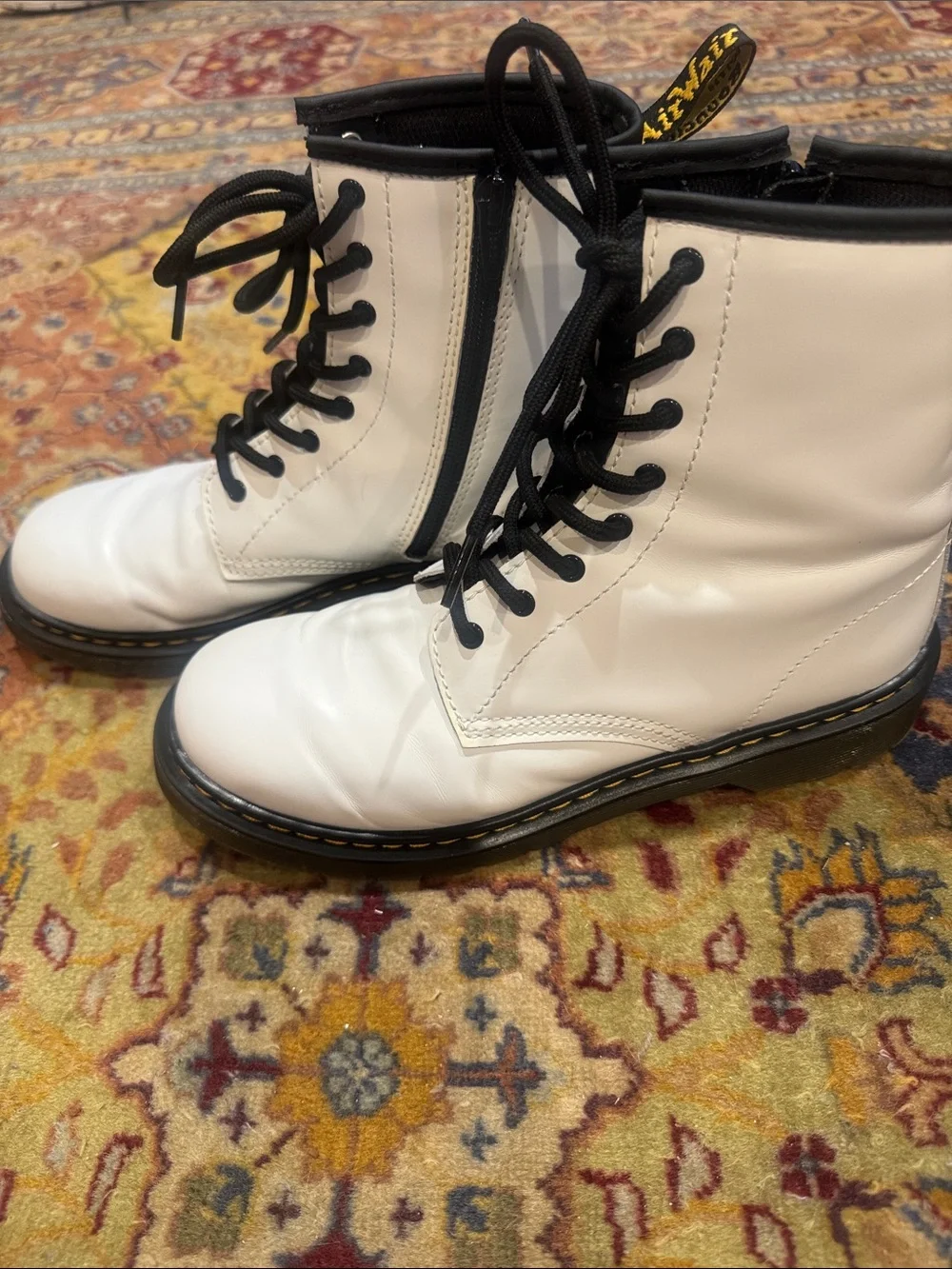 Dr Martens kids White 8 eye Lace-Up Boots excellent condition